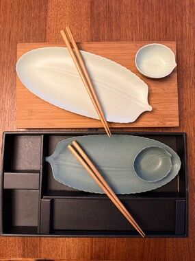 Leaf-Shaped Ceramic Sushi Plate Set in light and dark green with bamboo board